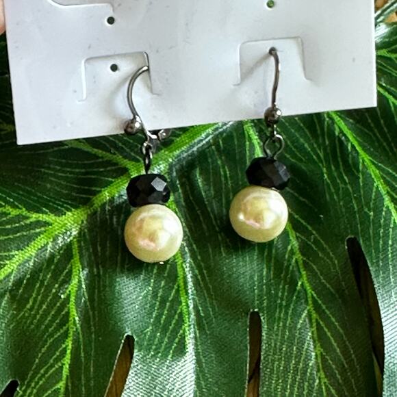 BOGO FREE PEARL DROP EARRINGS VTG - Picture 3 of 5